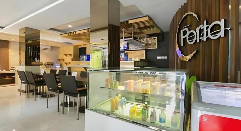 Life Puri Hotel Surabaya Gubeng Экстерьер фото