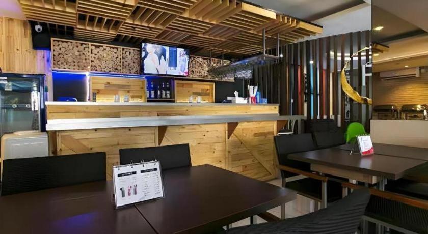 Life Puri Hotel Surabaya Gubeng Экстерьер фото